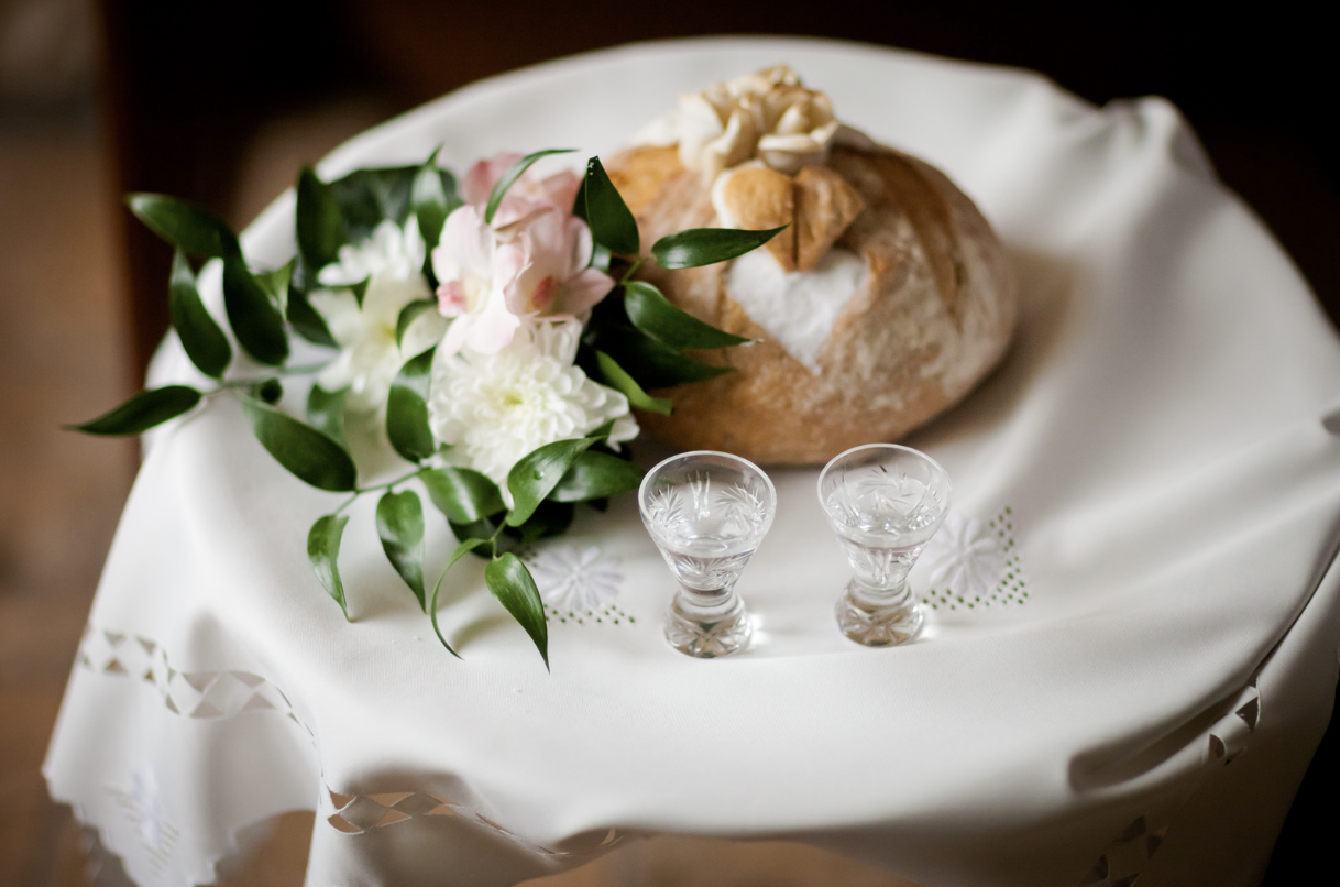 Hochzeitstorte anschneiden